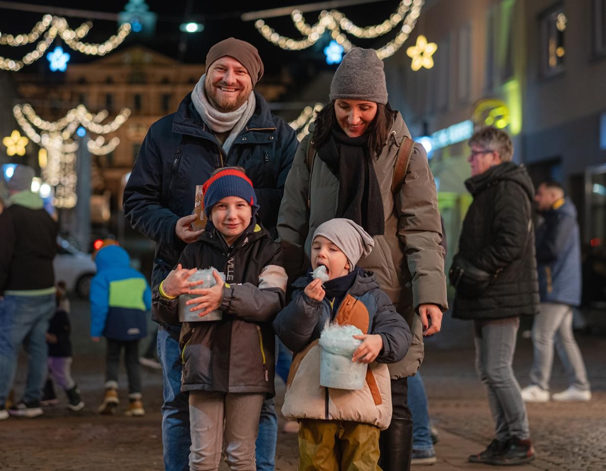 Famille sur le marché de Noël