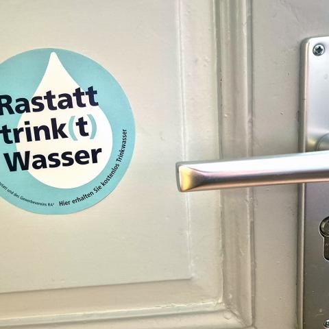 18 Geschäfte und Gastronomen beteiligen sich an der Aktion "Rastatt trinkt". Foto: Stadt Rastatt/Claudia Pickert-Schneider Aufkleber Rastatt trinkt Wasser an einer Tür