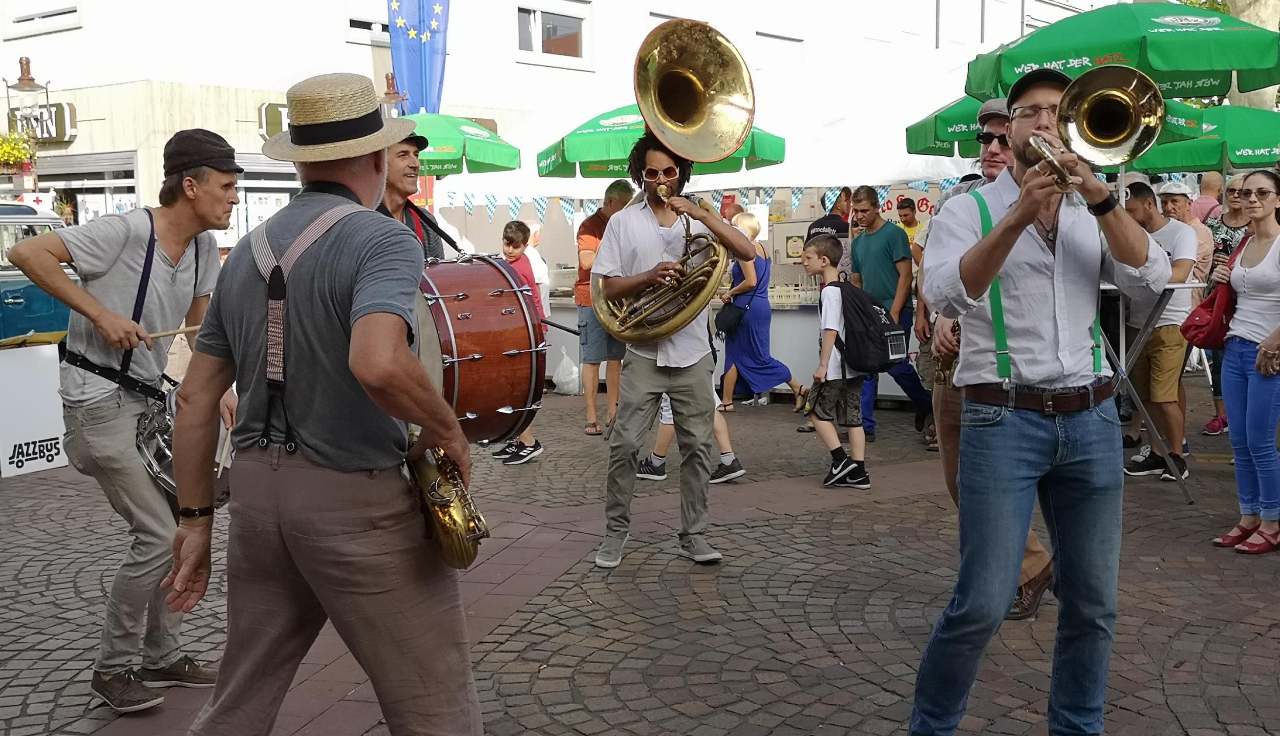 Des musiciens jouent sur la place du marché lors de la fête de la ville 