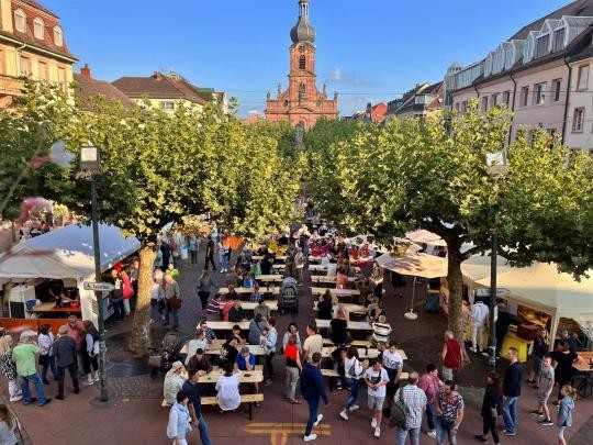 Blick vom Rathausbalkon auf den Marktplatz beim Stadtfest 2023 in Rastatt.