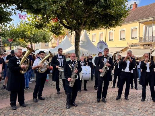 Musiker spielen auf dem Marktplatz beim Stadtfest 2023 in Rastatt.