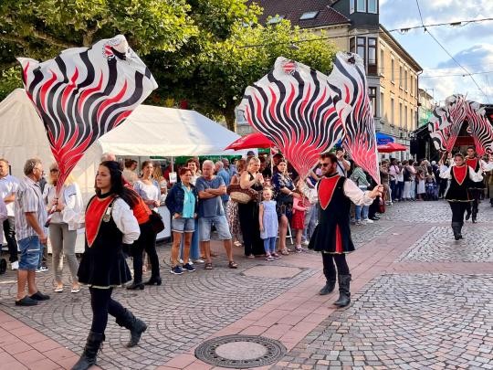 Fahnenschwinger beim Stadtfest 2023 in Rastatt.