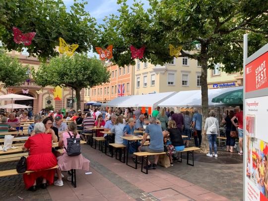 Voller Marktplatz am Samstag beim Stadtfest 2023 in Rastatt