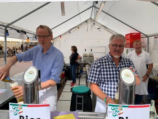 OB Pütsch und BM Pfirrmann lösen am Stand der Grokage ihre Narrenstrafe ein und zapfen Bier.