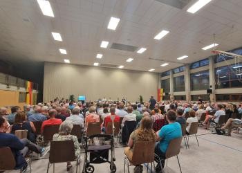 Publikum und Kandidaten bei der Kandidatenvorstellung in Plittersdorf.