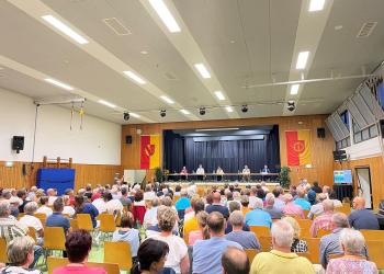 Publikum und Kandidaten bei der Kandidatenvorstellung in Ottersdorf.