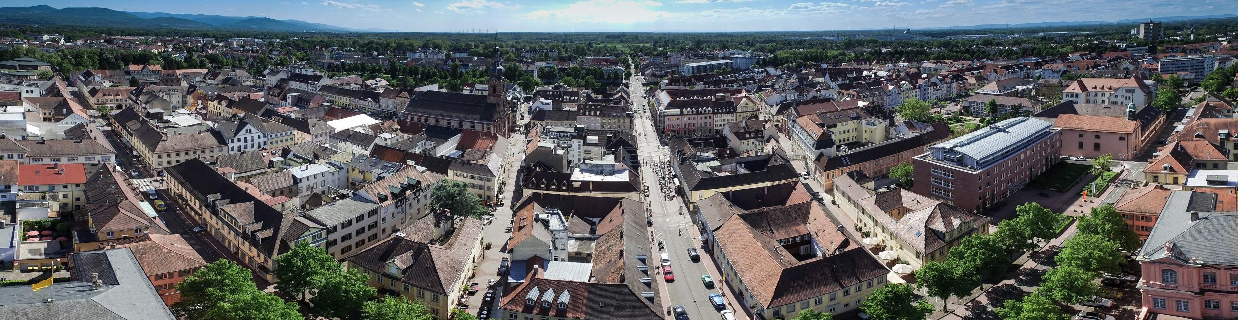 Une vue aérienne montre le centre-ville de Rastatt vu d'en haut.