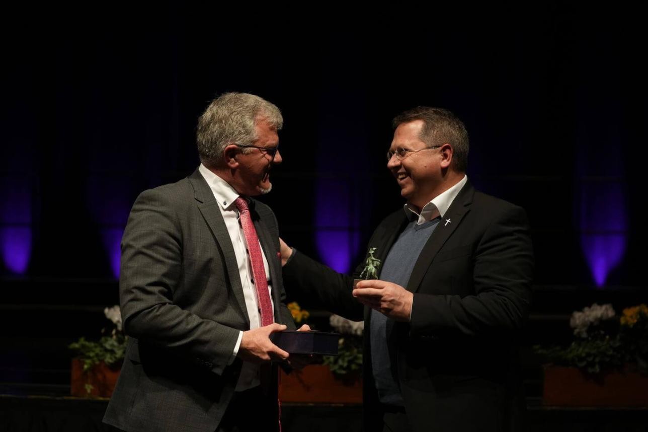Oberbürgermeister Pütsch überreich Pfarrer Dickerhof den „Rastatter Reiter“ als Dankeschön und Anerkennung.