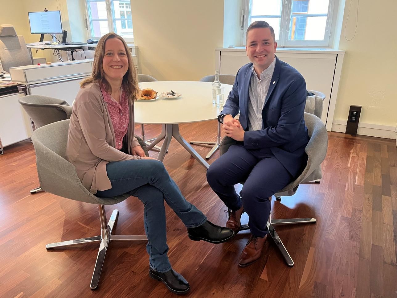 La maire Monika Müller (à gauche) est assise à une table de discussion avec le maire Julian Christ (à droite)