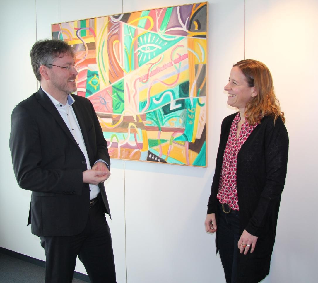 Le Landrat Christian Dusch (à gauche) se tient à côté de la maire Monika Müller (à droite), ils se sourient.