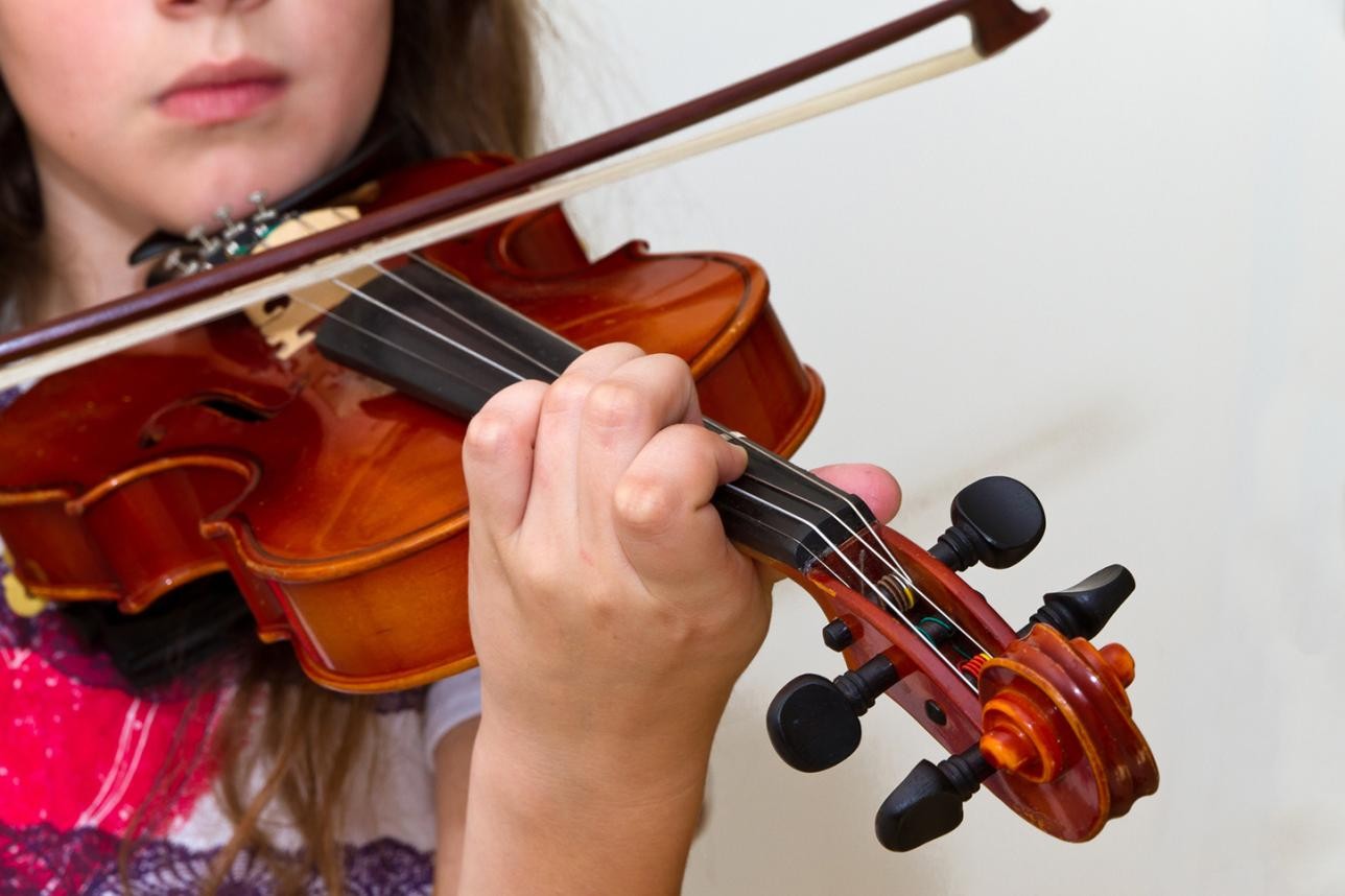 Mädchen, das Geige spielt