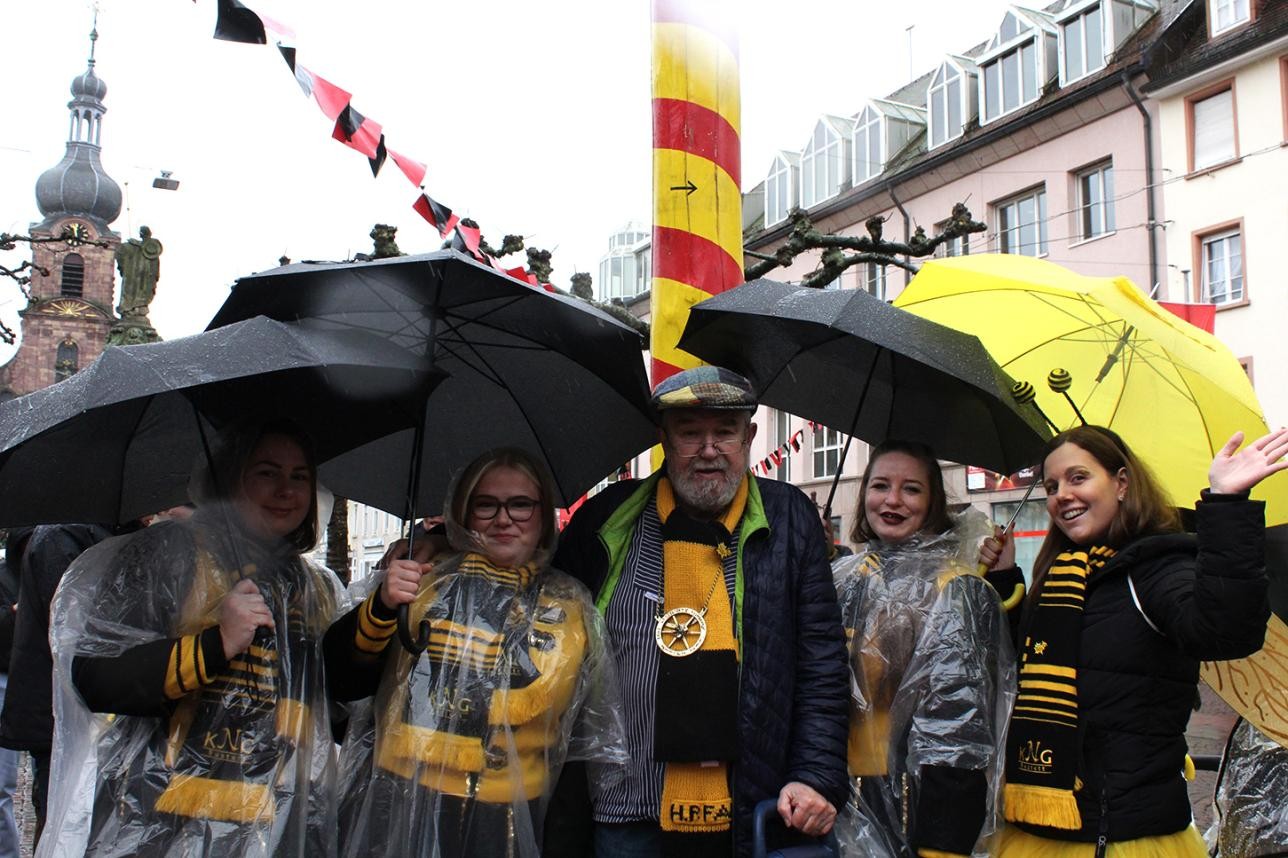 Les fous sur la place du marché