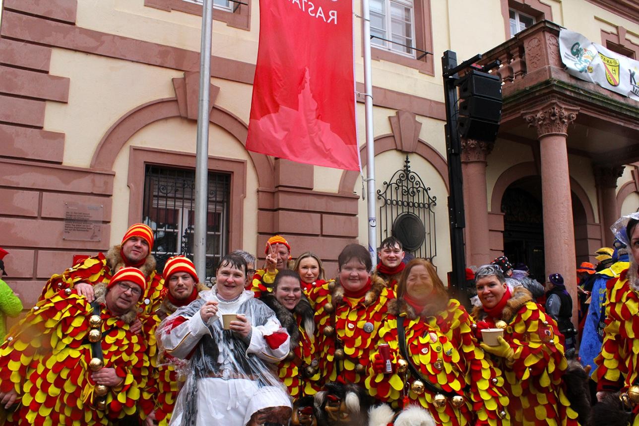 Les carnavaliers devant l'hôtel de ville