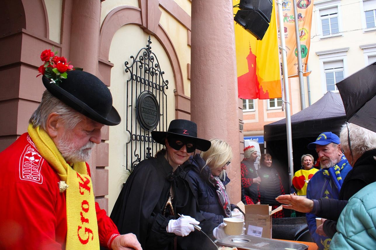 OB Müller distribue la soupe du carnaval