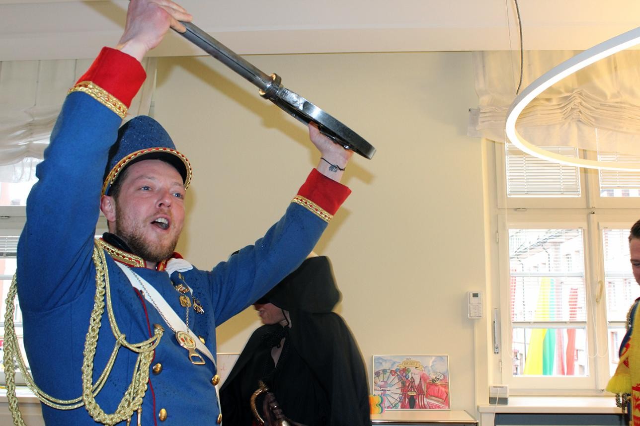 Man of the castle guard with symbolic town hall key