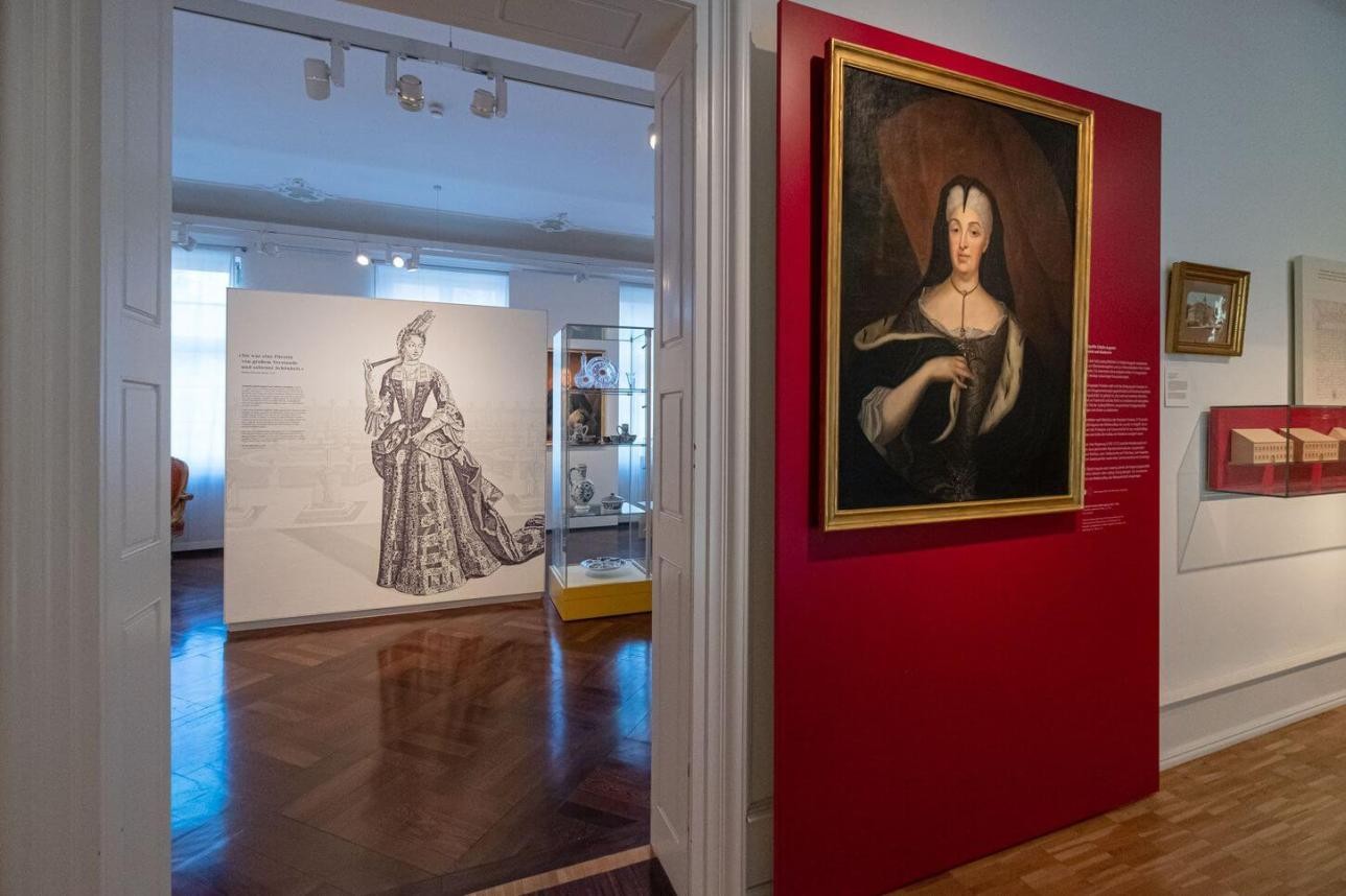 Blick in die Dauerausstellung im Stadtmuseum Rastatt und auf Darstellung der Markgräfin Sibylla Augusta