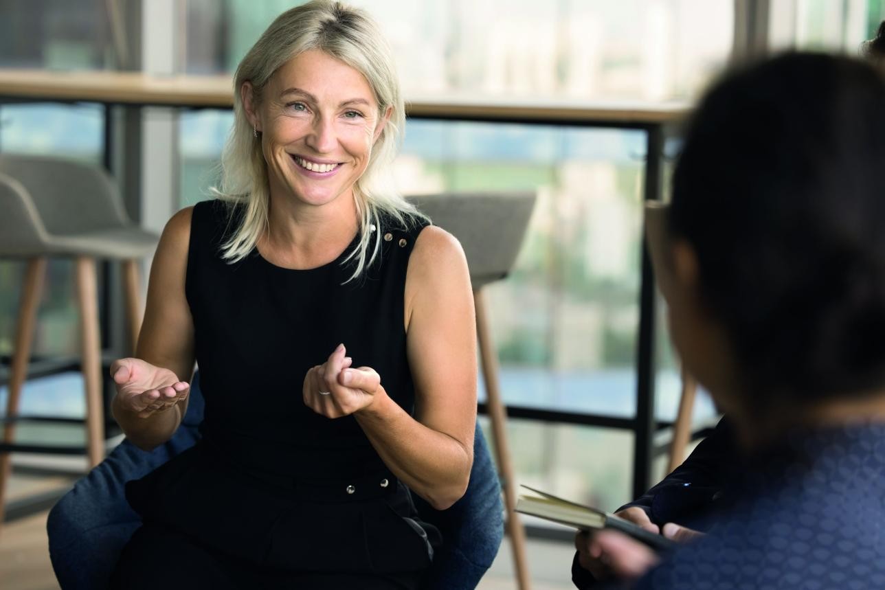 Counseling situation with a smiling woman