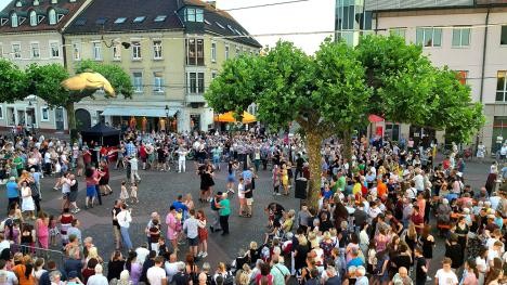 Menschen bei der Veranstaltung Tanz unter den Platanen auf dem Marktplatz Rastatt