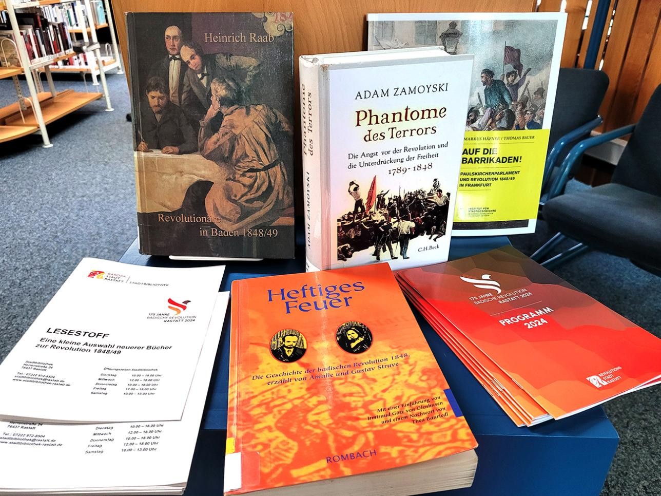 Livres sur le thème de la Révolution badoise sur une table à la bibliothèque municipale de Rastatt