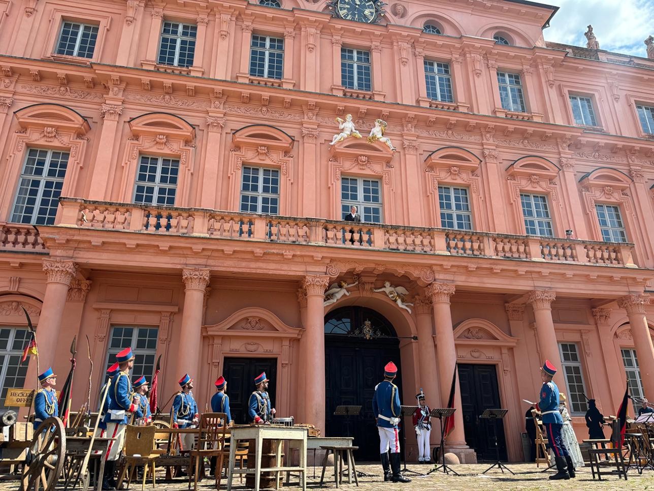Des acteurs dans la cour intérieure du château le 9 mai. Voyage dans le temps et la révolution badoise de 1849