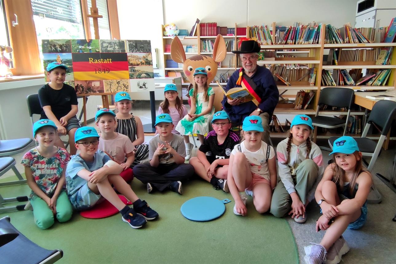 Group photo of pupils with book author Hans Peter Faller