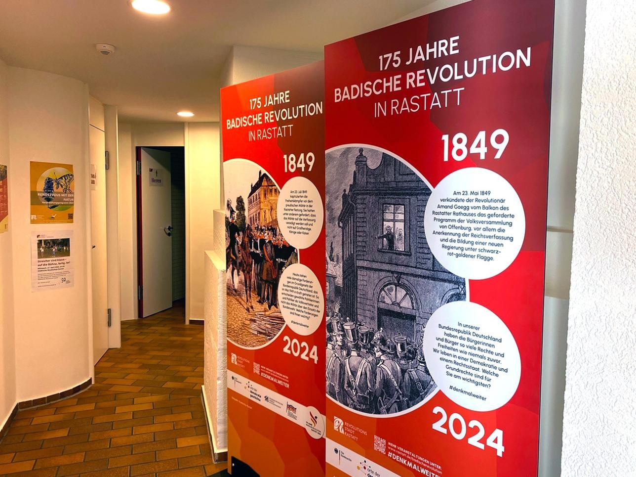Panneaux d'information à l'office de tourisme sur les 175 ans de la Révolution badoise