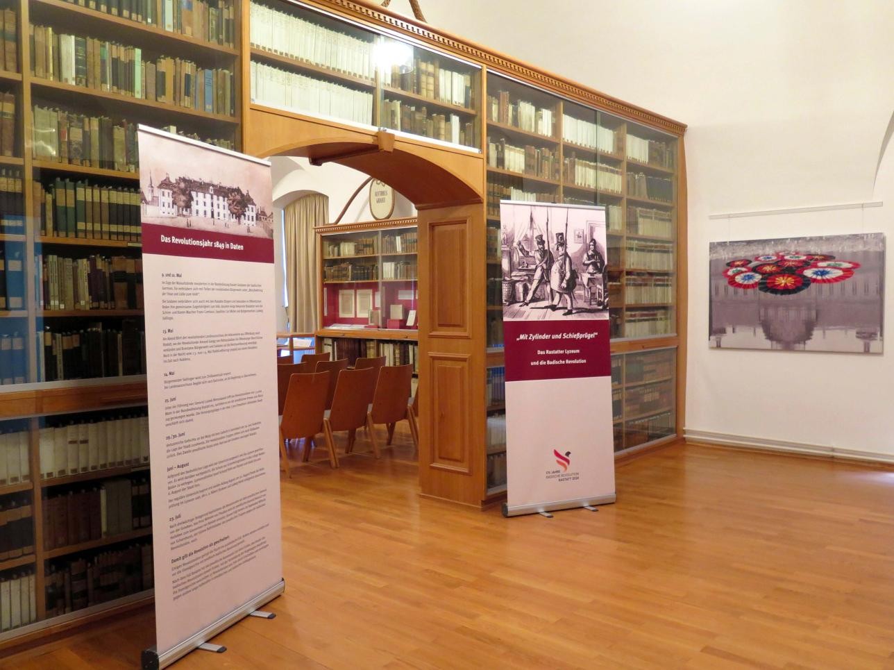 Salle d'exposition avec photos et informations sur l'exposition temporaire : "Für die Freiheit ! Rastatt und die Revolution 1848/49" au musée municipal de Rastatt