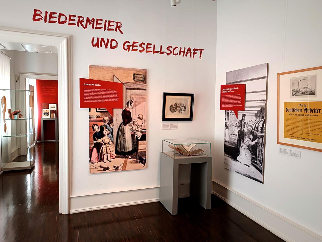 Salle d'exposition avec photos et informations sur l'exposition temporaire : "Für die Freiheit ! Rastatt und die Revolution 1848/49" au musée municipal de Rastatt