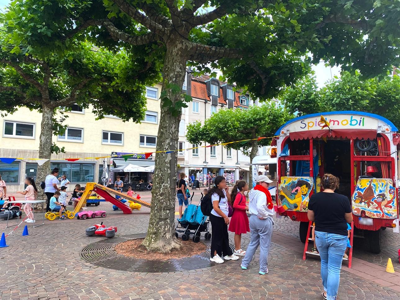 Des enfants jouent sur la place du marché à Rastatt