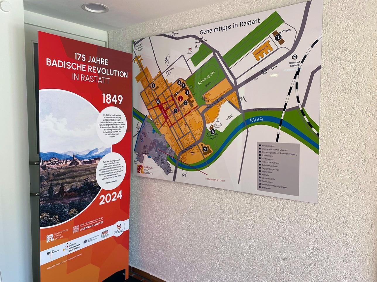 Panneau d'information à l'office de tourisme sur les 175 ans de la Révolution badoise
