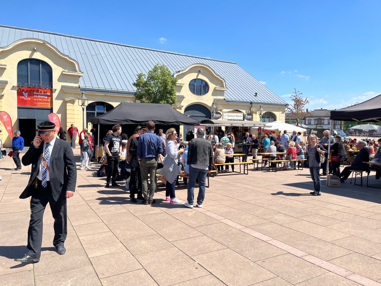 Les acteurs se tiennent devant un camion de bière devant le manège