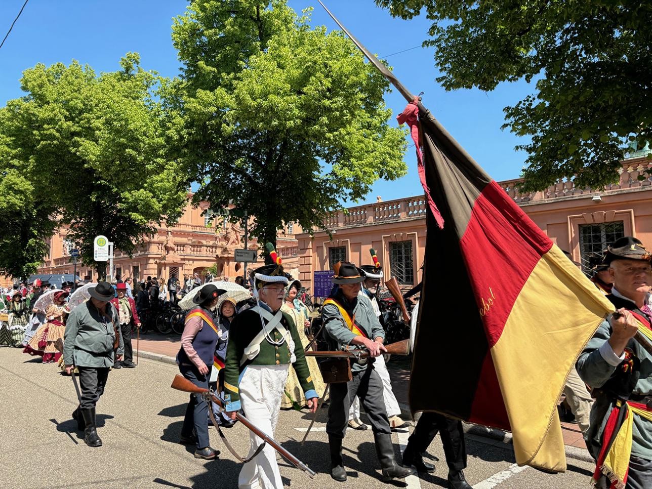 Schauspieler laufen aus dem Innenhof in Richtung Reithalle