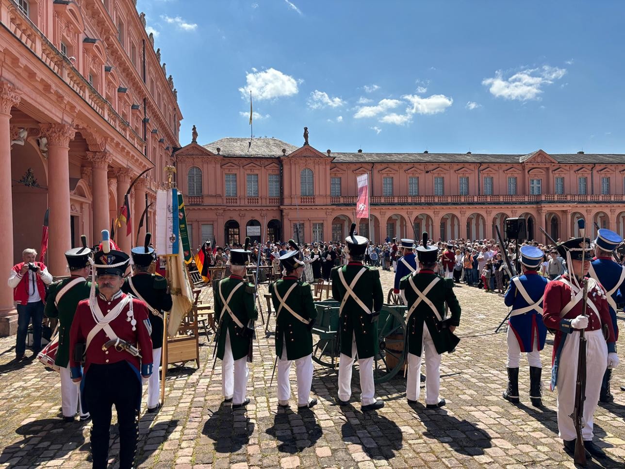 Soldiers in front of the castle during the play "Time travel to the Baden Revolution of 1849"