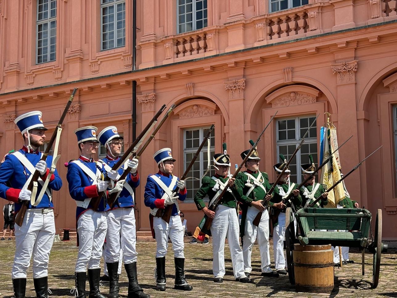 Des soldats tiennent un fusil devant le château lors du spectacle "Voyage dans le temps et la révolution badoise de 1849"