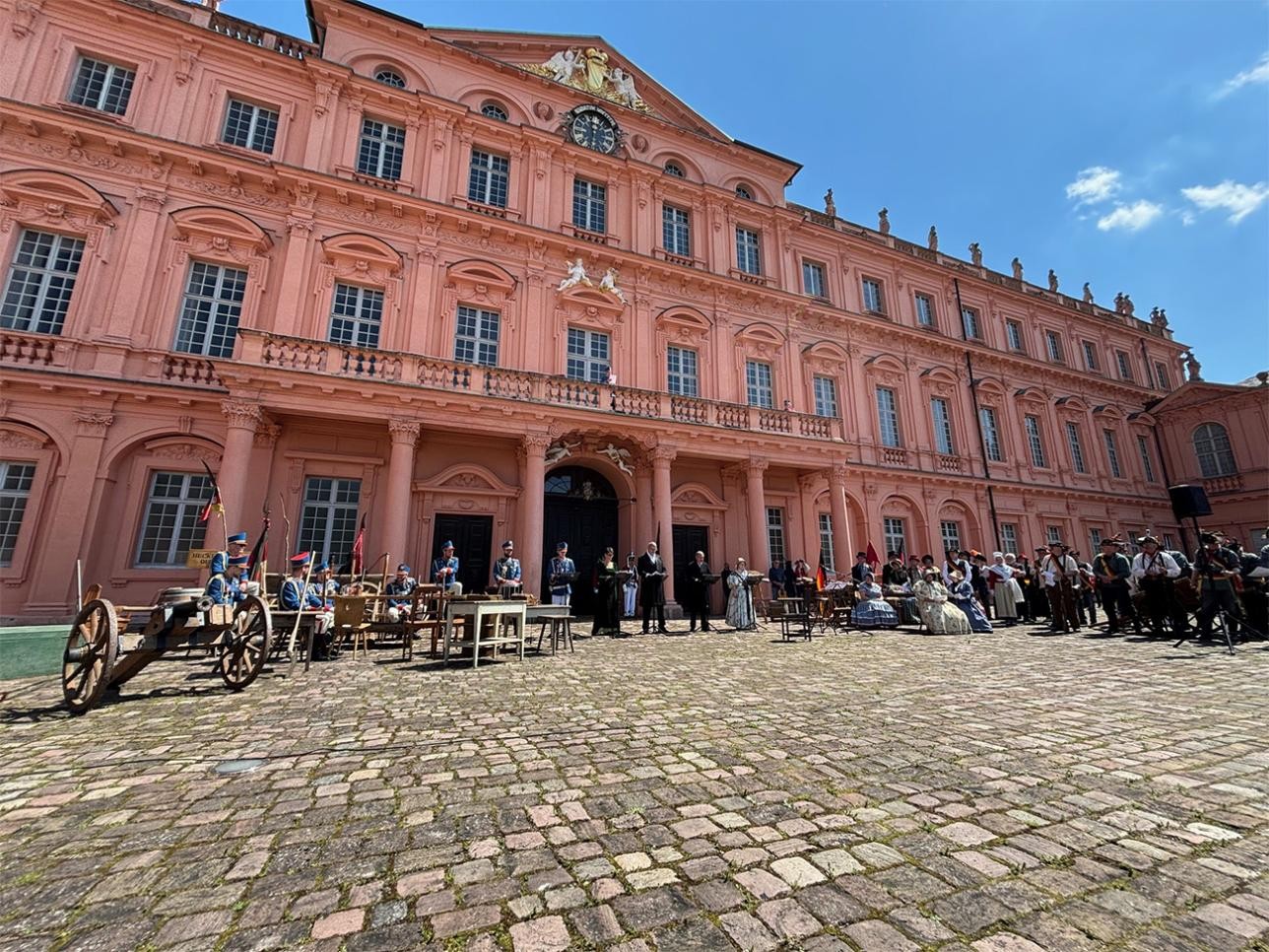 Actors in front of the castle during the play "Time travel to the Baden Revolution of 1849"