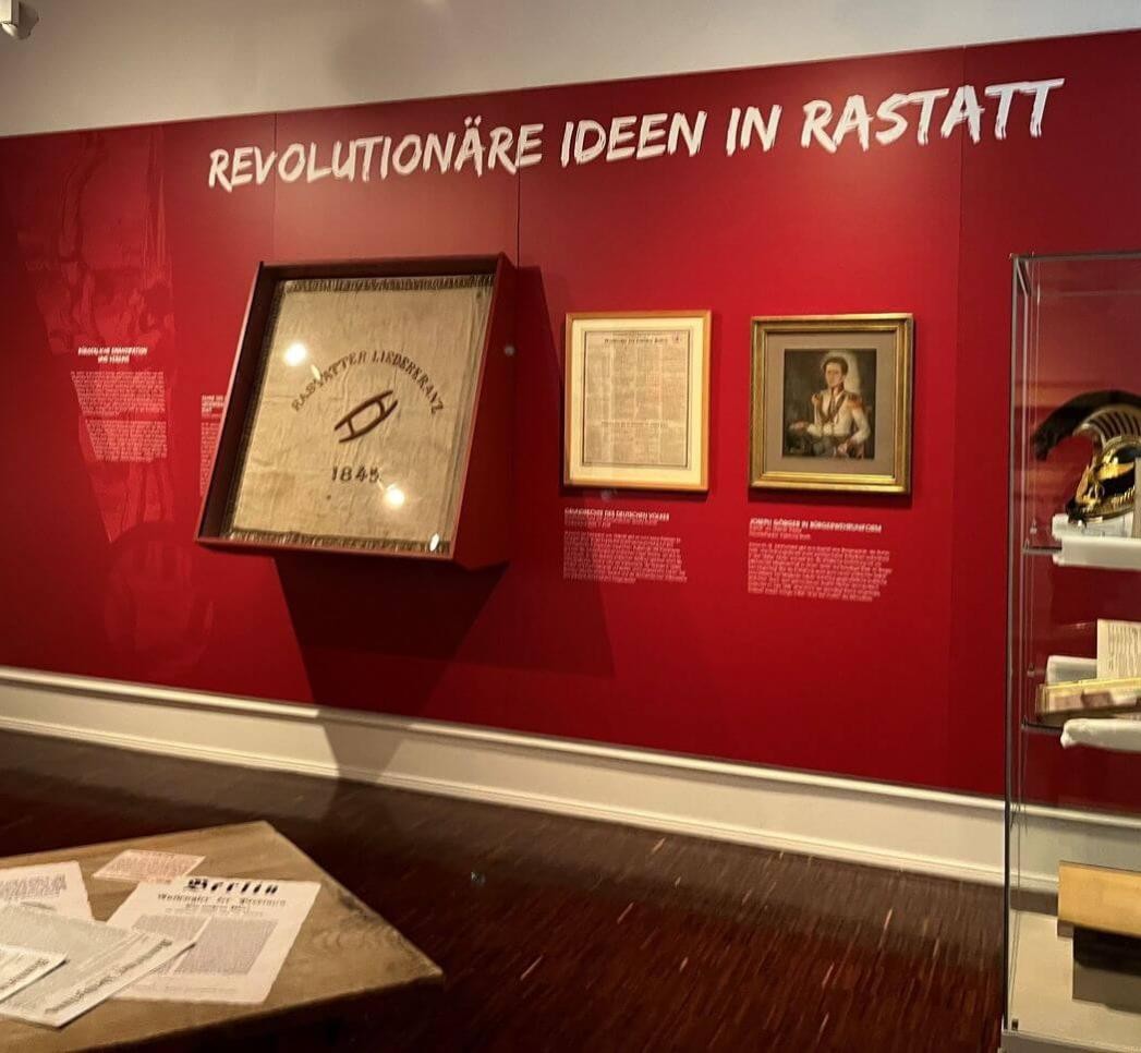 Raum zu revolutionären Ideen in Rastatt mit der Fahne des Gesangsvereins Liederkranz Apollonia Rastatt aus dem Jahr 1845