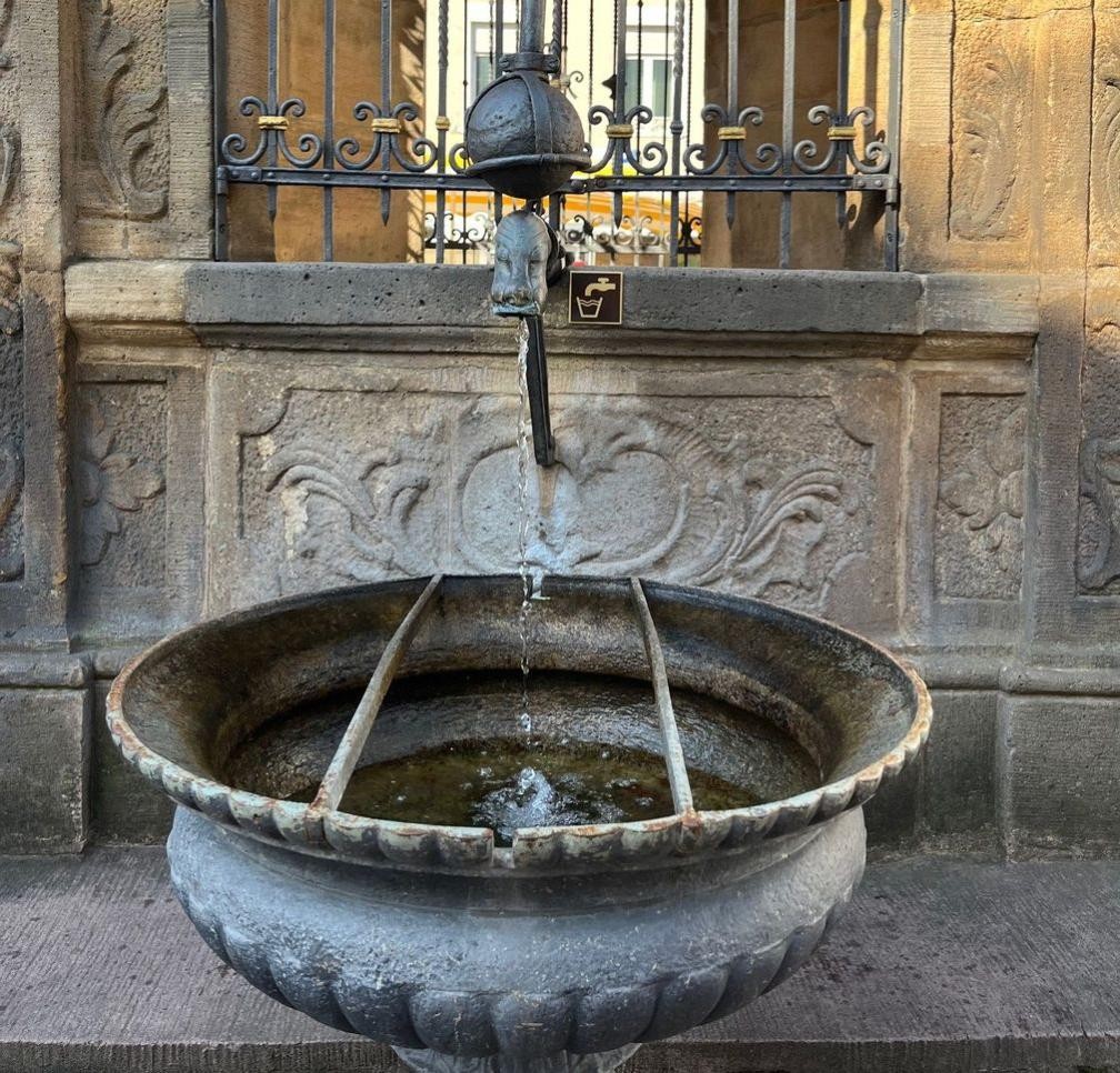 Brunnen mit Trinkwassersymbol