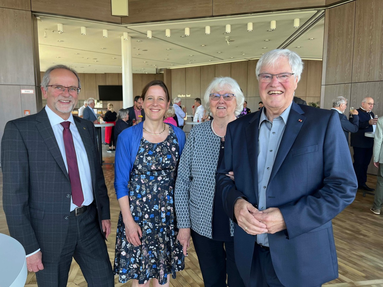 Gruppenfoto Laudator Clemens Rehm und Oberbürgermeisterin Monika Müller (von links) gratulieren Gunter Kaufmann (rechts) zu seinem 80. Geburtstag und danken Ehefrau Ingrid Kaufmann für ihre Unterstützung.