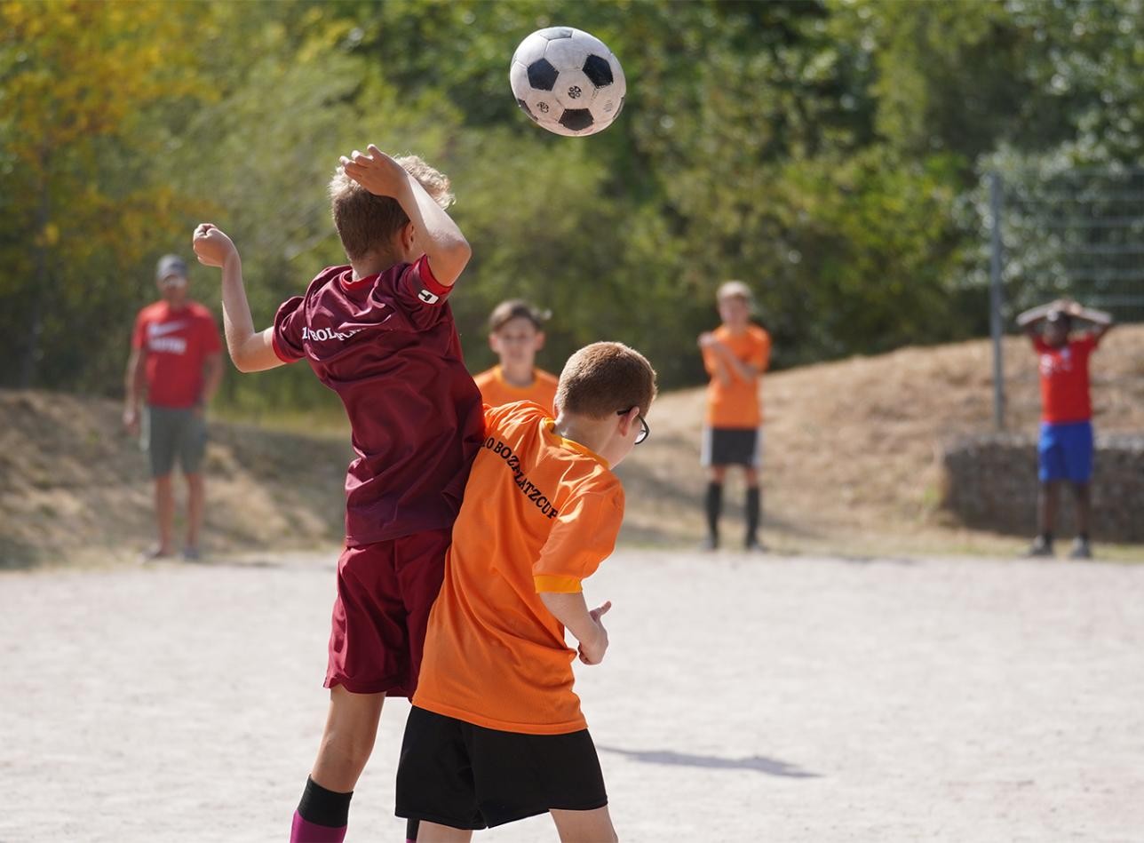 Kinder spielen Fußball im Stadtpark beim Bolzplatzcup