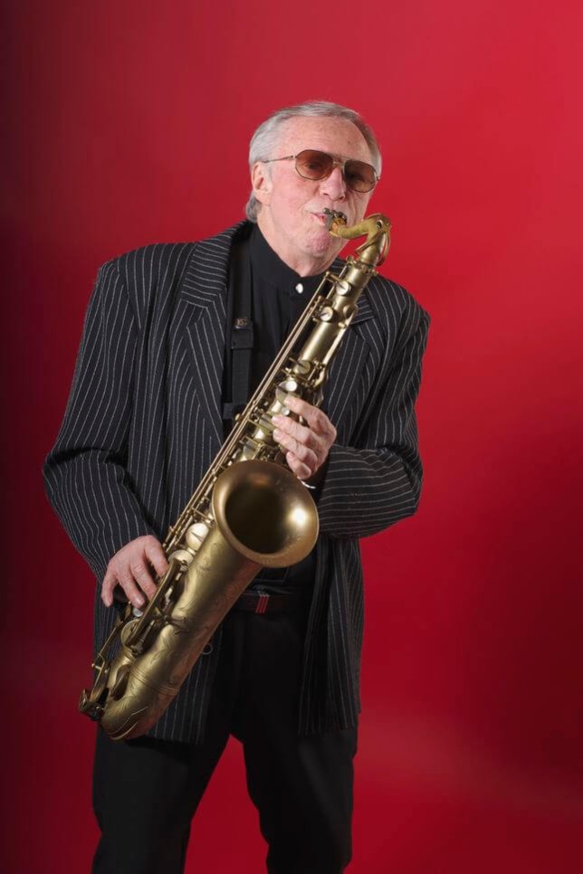 Mann spielt Saxophon
