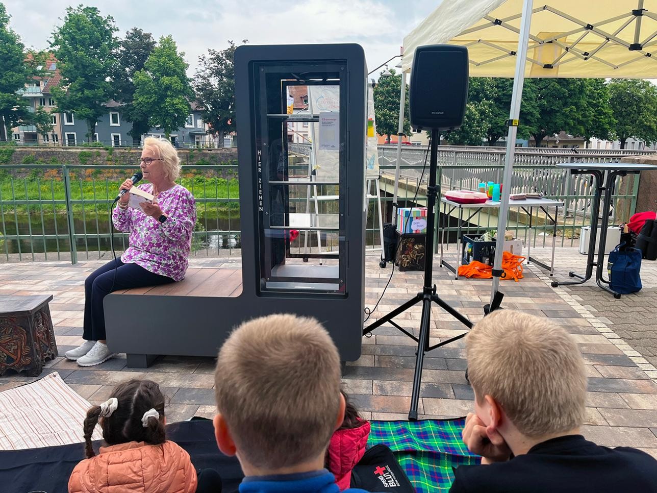 Maritta Beiter, a volunteer at the senior citizens' office, told of a trip on the streetcar during which she was so captivated by an exciting book that she completely forgot to get off.