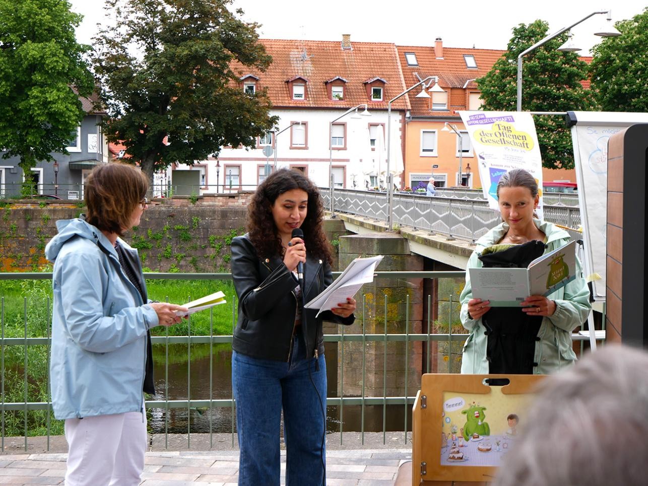 Drei Frauen Lesen bei der Eröffnung verschiedene Geschichten vor