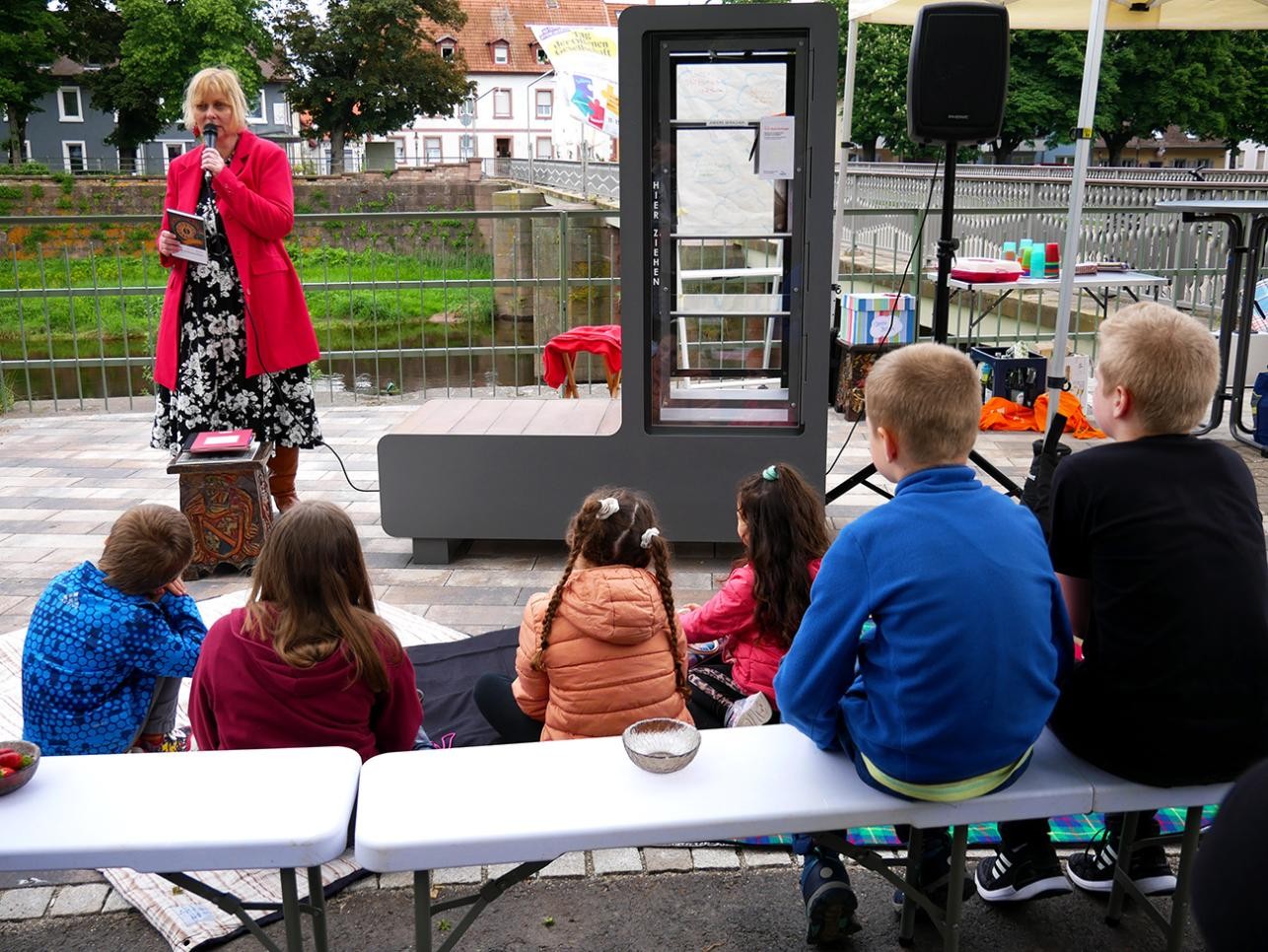 Ute Kretschmer-Risché talked about one of her favorite books at the opening of the bookcase