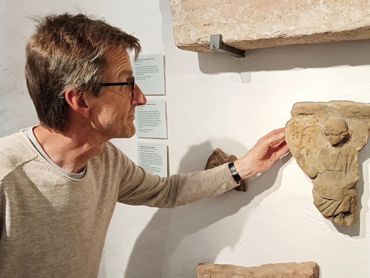 Leiter Zentrales Fundarchivs Dr. Martin Kemkes vor dem Göttinnenrelief im Stadtmuseum. 