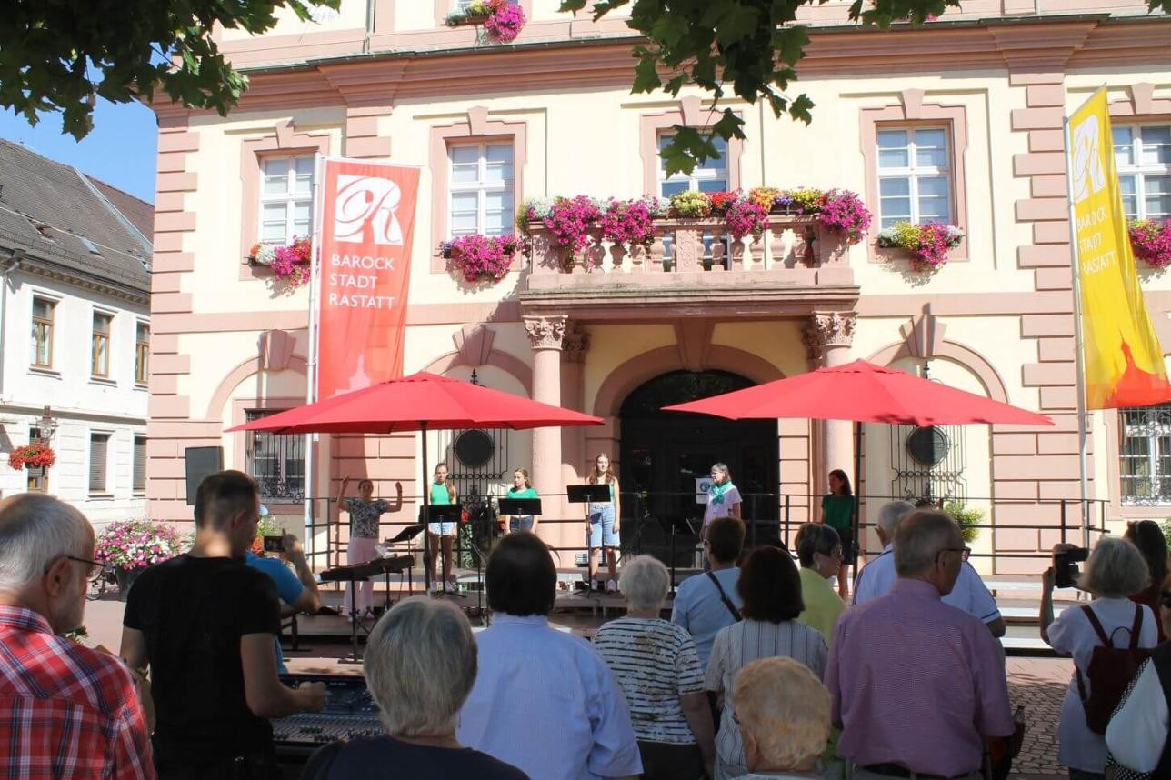 Menschen singen vor dem Rathaus