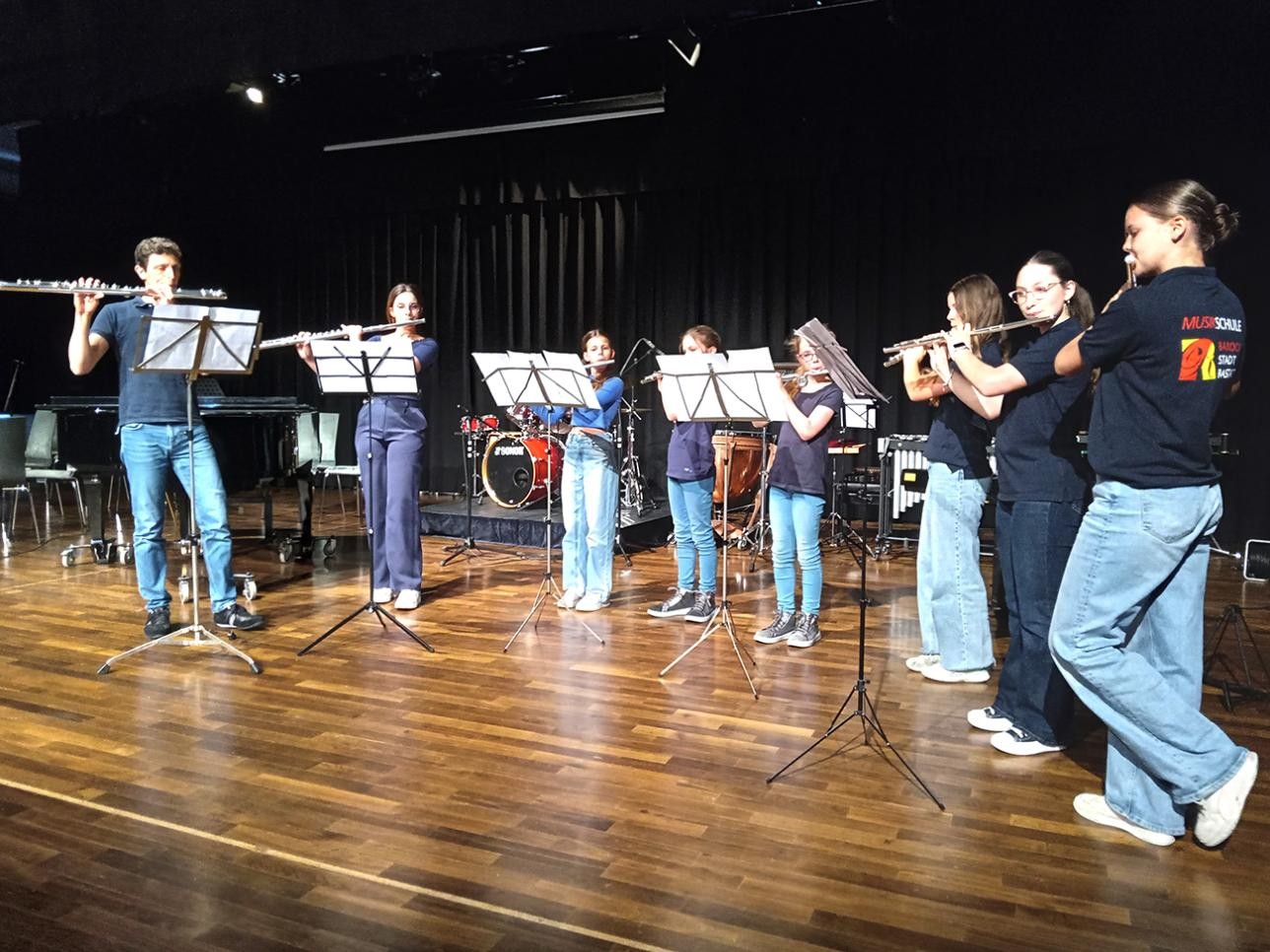 Querflötenspieler auf der Bühne beim Familienkonzert der Musikschule