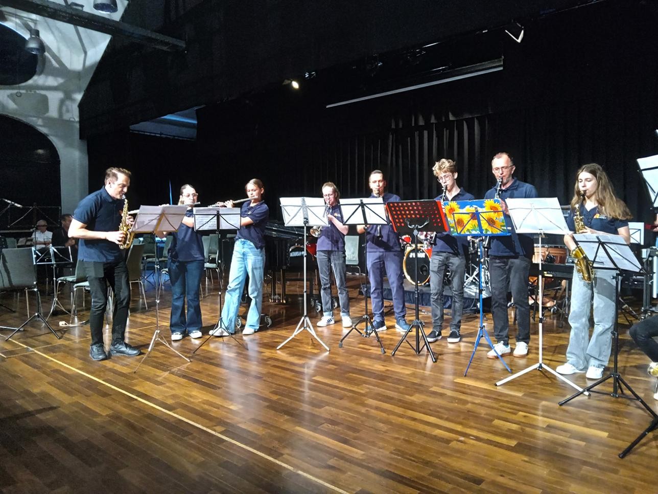 Des saxophonistes sur scène lors du concert familial de l'école de musique