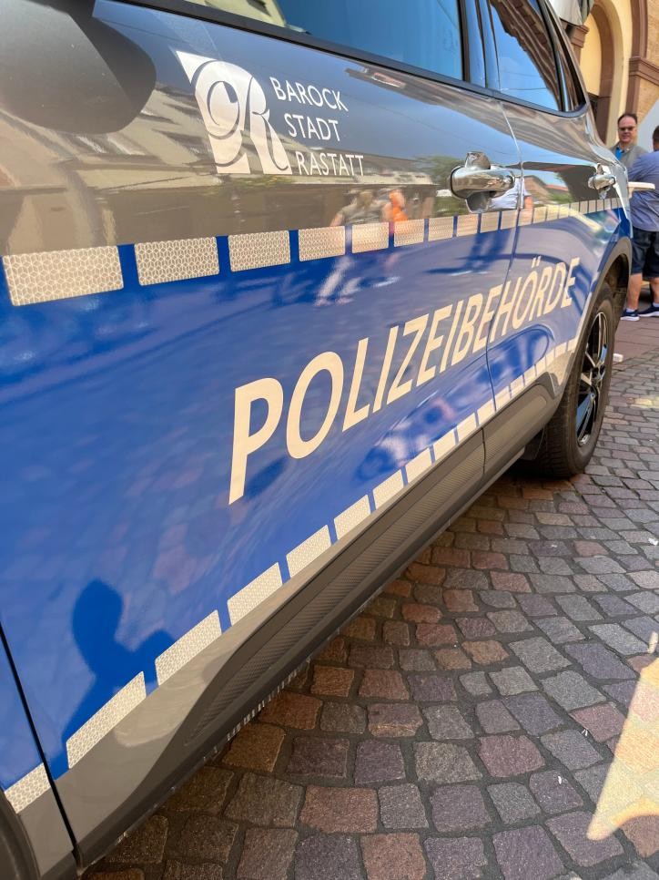 Fahrzeug der Polizeibehörde vor dem Historischen Rathaus