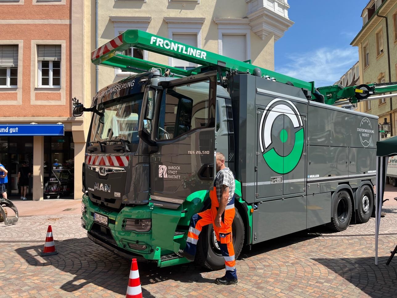 Chargeur frontal des services techniques devant l'hôtel de ville historique