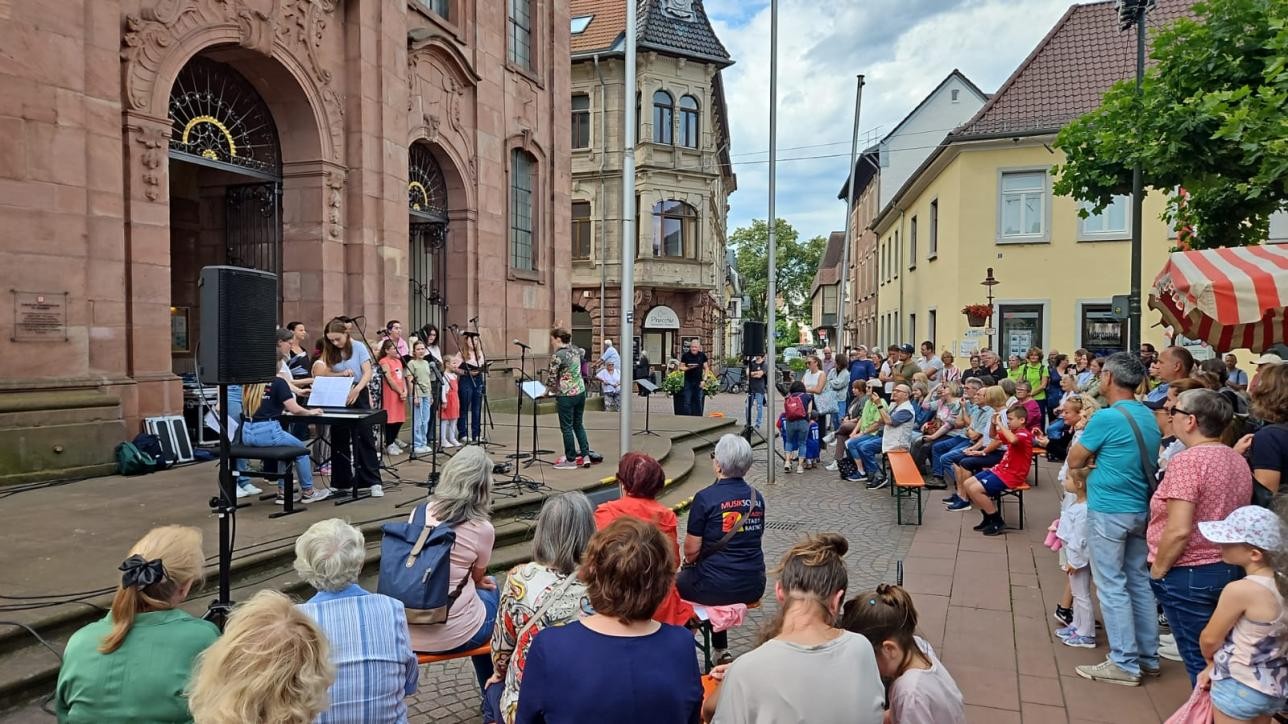 Kinderchor singt vor der Stadtkirche St. Alexander